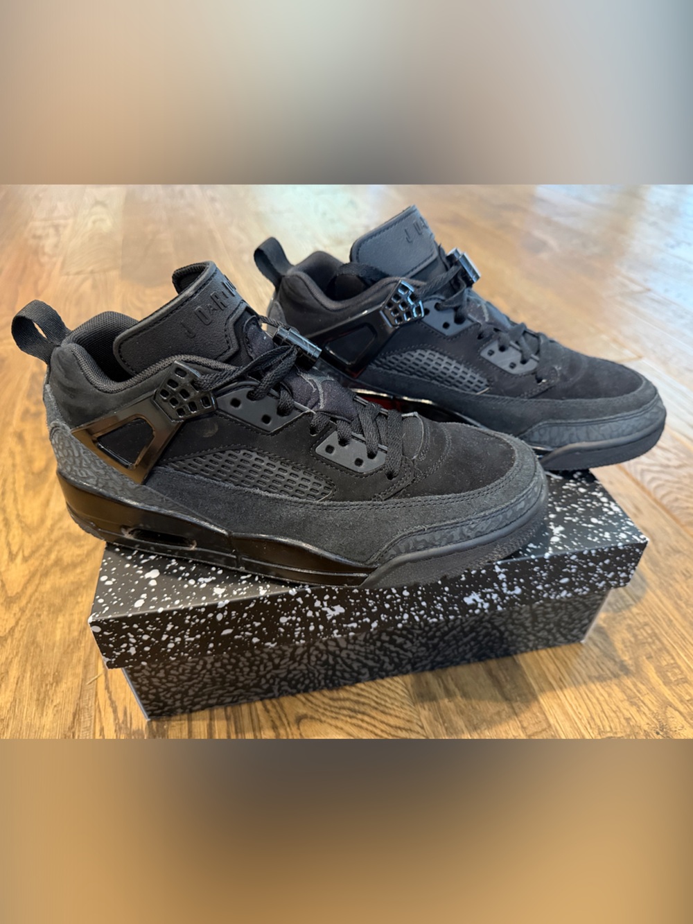 Jordan Men’s black/black anthracite Spizike low Retro 4 sneaker, EUC